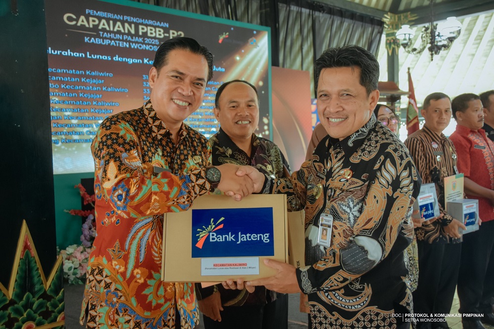 Bupati Wonosobo Afif Nurhidayat saat pemberian penghargaan capaian PBB-P2 di Pendopo Kabupaten Wonosobo, Selasa (30/12/2025).
