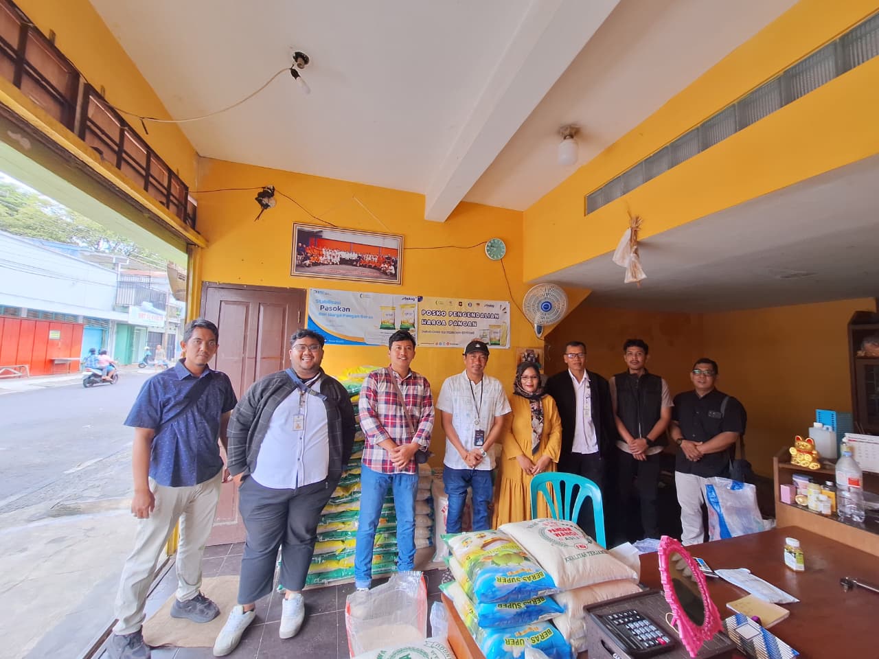 Jajaran Bulog Magelang meninjau ketersediaan beras SPHP di pasar di Kabupaten Temanggung, Rabu (31/12/2025).