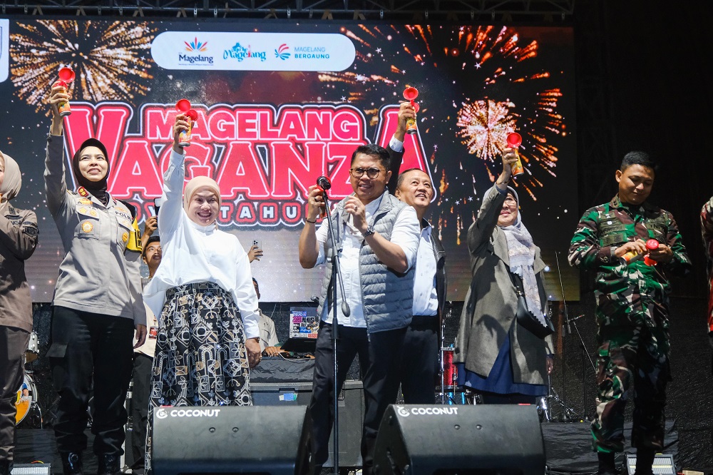 Wali Kota Magelang Damar Prasetyono dan Wakil Wali Kota dr Sri Harso saat perayaan malam pergantian Tahun Baru 2026 di Alun-alun Kota Magelang.