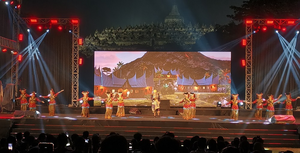 Pertunjukan seni Pagelaran Sabang Merauke: Mahakarya Borobudur di Taman Lumbini.