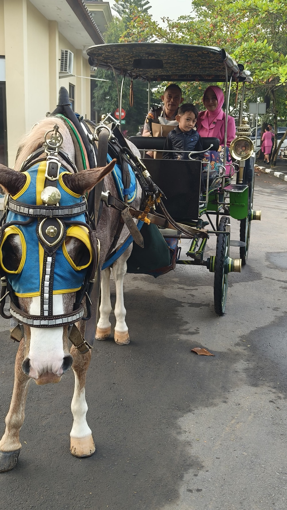 Naik Pangkat, Anggota Polresta Magelang Ini Berangkat dengan Menggunakan Andong
