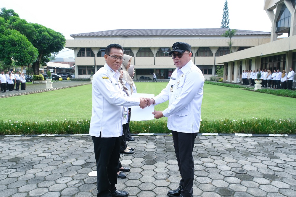 Wali Kota Magelang Damar Prasetyono memberikan penghargaan kepada ASN, Larsita, Selasa (31/12/2025).