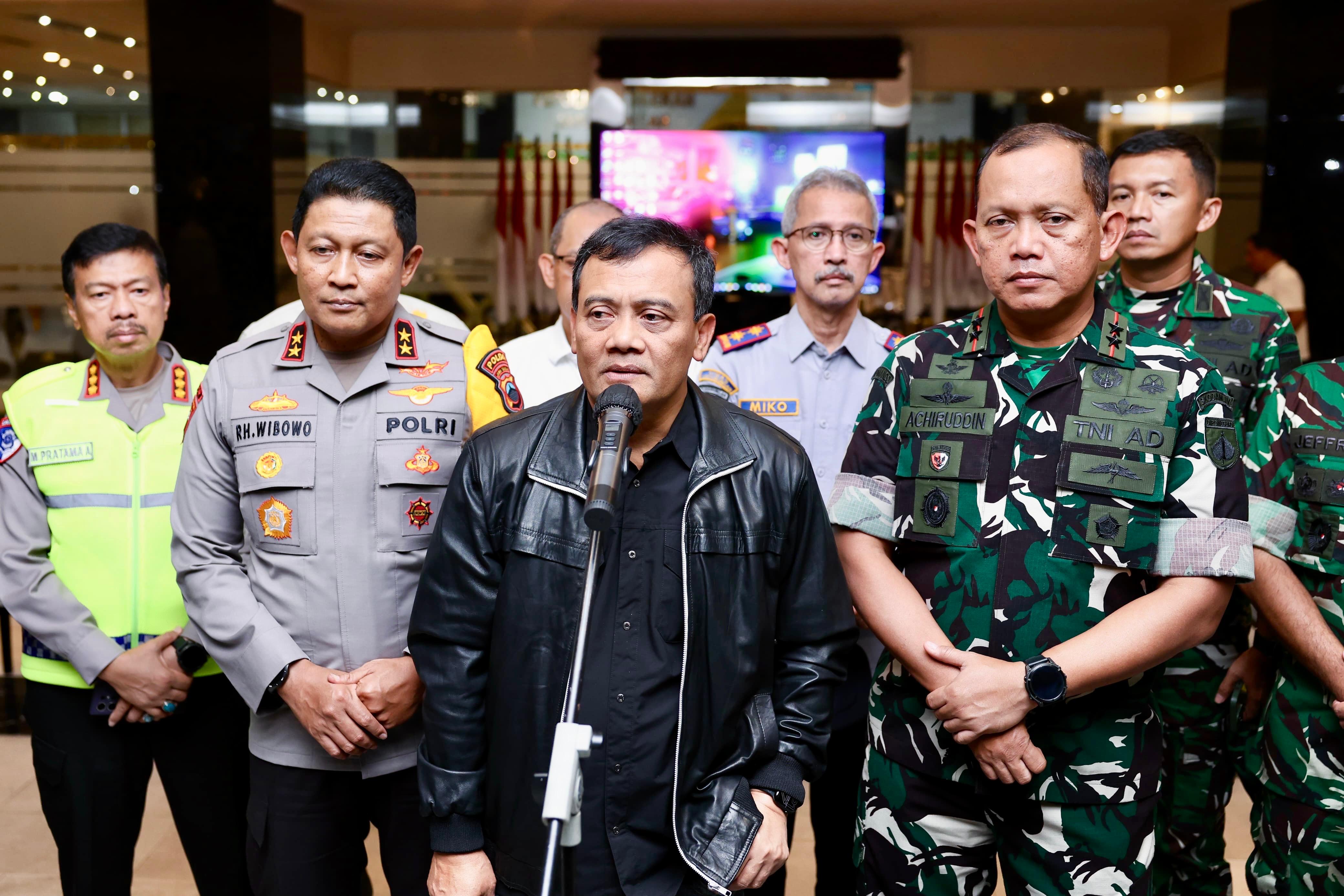 Gubernur Ahmad Luthfi bersama forkompimda Jatreng memberikan keterangan kepada awak media  di sela pantauan malam tahun baru 2026 di Mapolda Jateng, Rabu (31/12/2025).