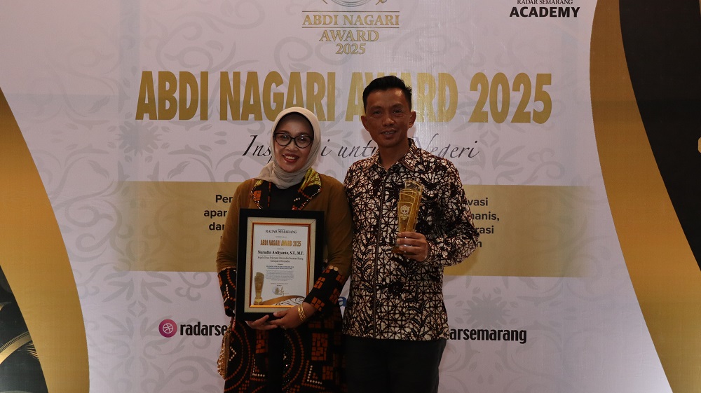 Nurudin Ardiyanto ST MT dan istri berfoto bersama usai menerima penghargaan Abdi Nagari Award 2025 di Noormans Hotel Semarang.