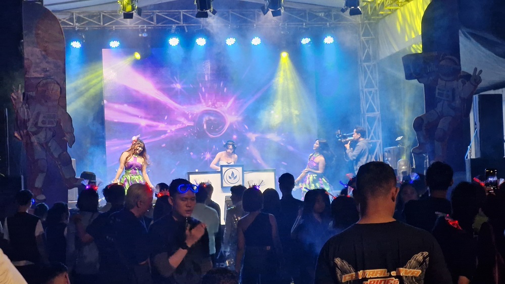 Perayaan malam pergantian Tahun Baru 2026 di Hotel Grand Artos Hotel and Convention menyuguhkan penampilan&nbsp;female DJ&nbsp;dan&nbsp;dancer&nbsp;yang menggugah semangat.&nbsp;