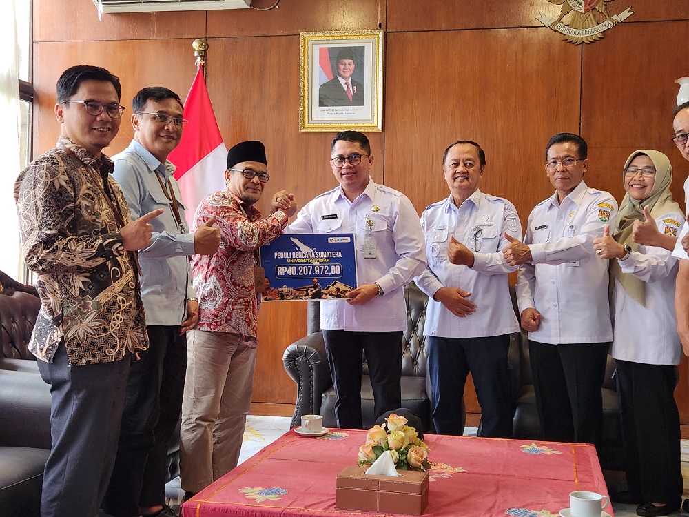 Rektor Untidar Prof Dr Sugiyarto&nbsp; menyerahkan donasi bencana Sumatera kepada Wali Kota Magelang Damar Prasetyono.