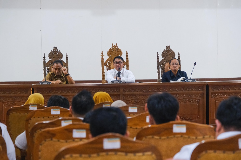 Direktur RSUD Tidar Kota Magelang dr Djunaedi Wibawa (kiri), Wali Kota Magelang Damar Prasetyono (tengah), dan Wakil Wali Kota Magelang dr Sri Harso dalam rapat evaluasi kinerja RSUD Tidar di Adipura