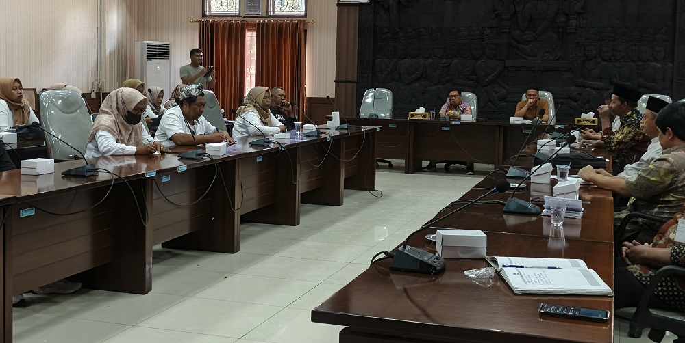 Para pedagang Candi Mendut bertemu dengan DPRD Kabupaten Magelang, Jumat (2/1/2026).&nbsp;