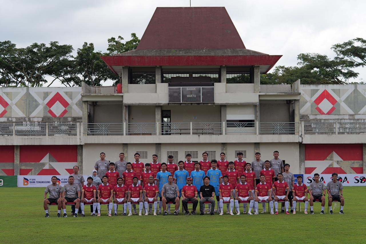 Skuad Persitema saat sesi foto bersama tim di Stadion Bhumi Phala Temanggung. Sabtu (3/1/2026) akan berlaga lawan Slawi United pada Liga 4 Jateng.