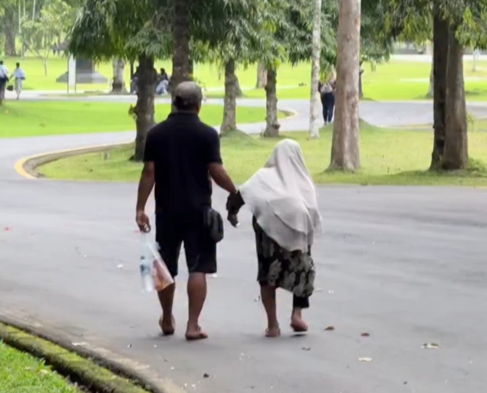 Tangkapan layar seorang wisatawan lansia kecapekan berkeliling Candi Borobudur, Kabupaten Magelang dan ditolak saat meminta bantuan dari petugas.  &nbsp;