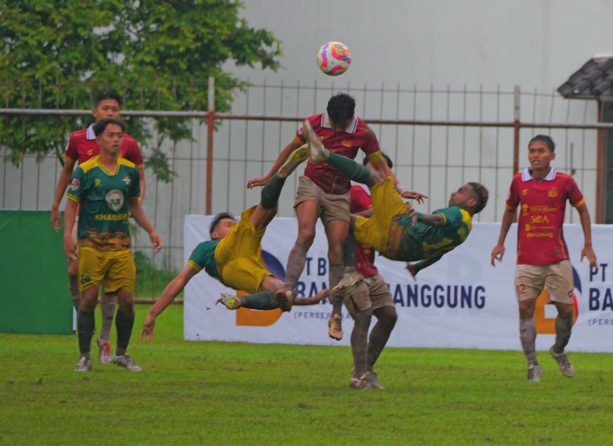 Persitema (kostum merah) melawan Slawi United (kostum hijau) dalam laga Liga 4 Jawa Tengah di Stadion Bhumi Phala Temanggung, dengan skor 2-2, Sabtu (3/1/2025).