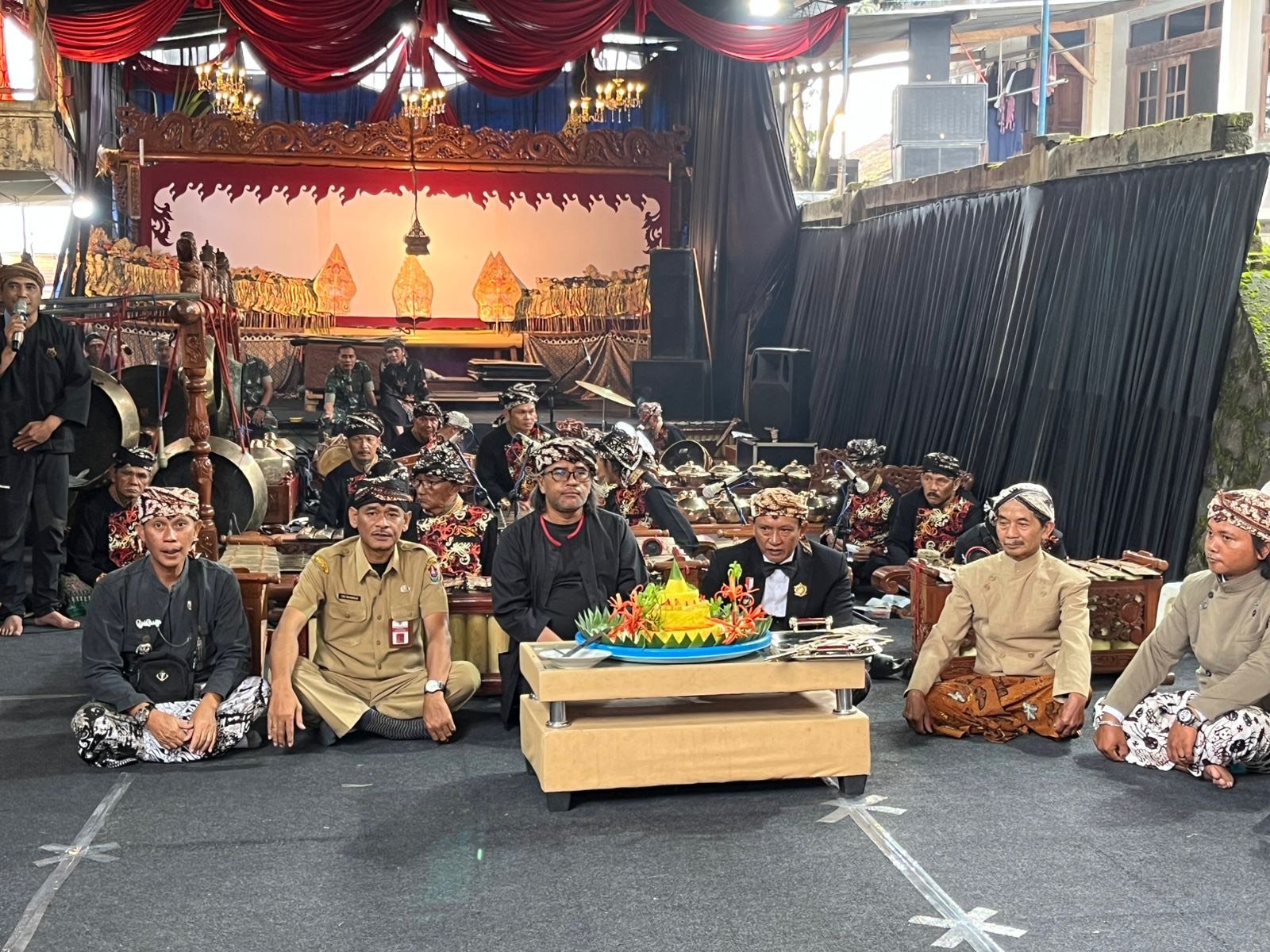 Upacara di Dusun Lamuk Gunung, Desa Legoksari, Kecamatan Tlogomulyo, Temanggung, sebagai wujud syukur atas limpahan air.