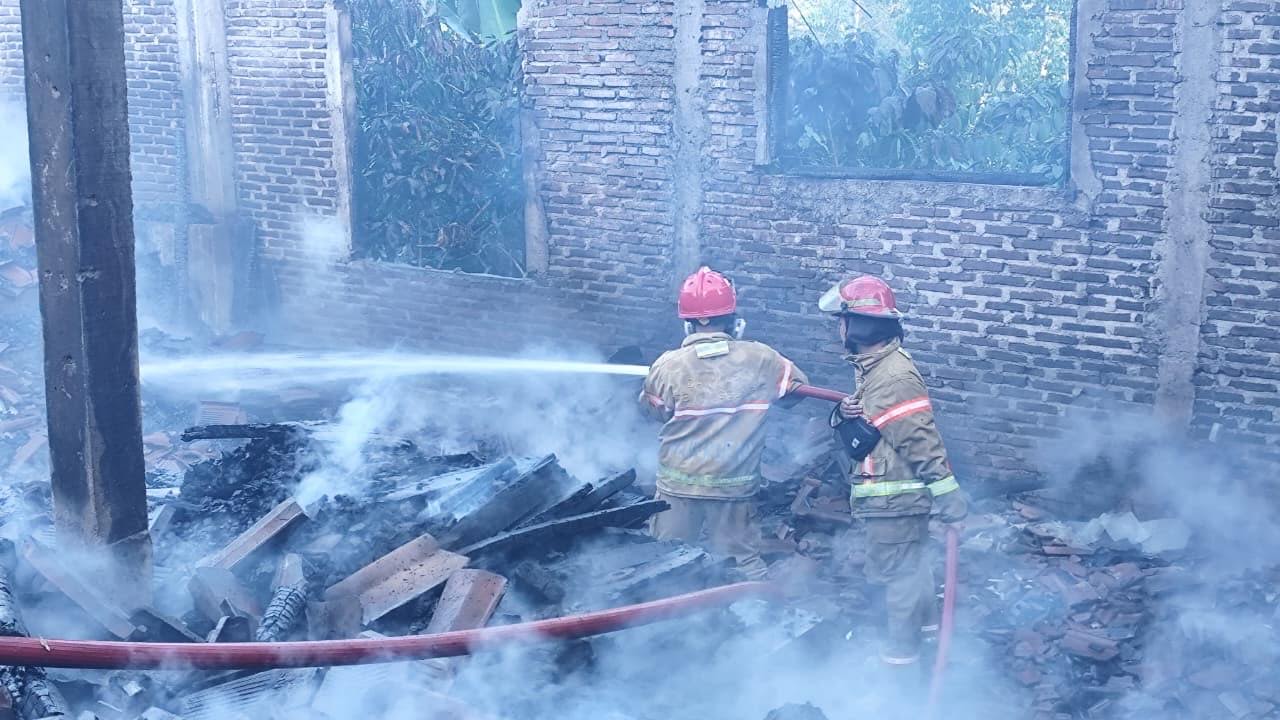 Petugas Damkar Temanggung saat melakukan penanganan kebakaran.