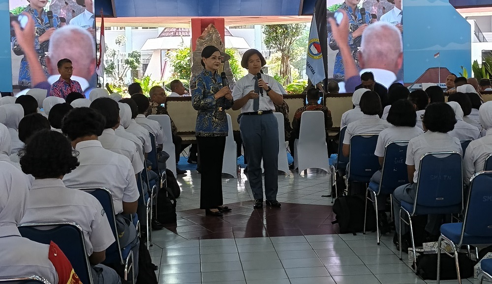 Kepala Eksekutif Pengawas Perilaku Pelaku Usaha Jasa Keuangan, Edukasi, dan Perlindungan Konsumen OJK Dr  Friderica Widyasari saat berdialog dengan pelajar SMA Taruna Nusantara, Selasa (6/1/2026).