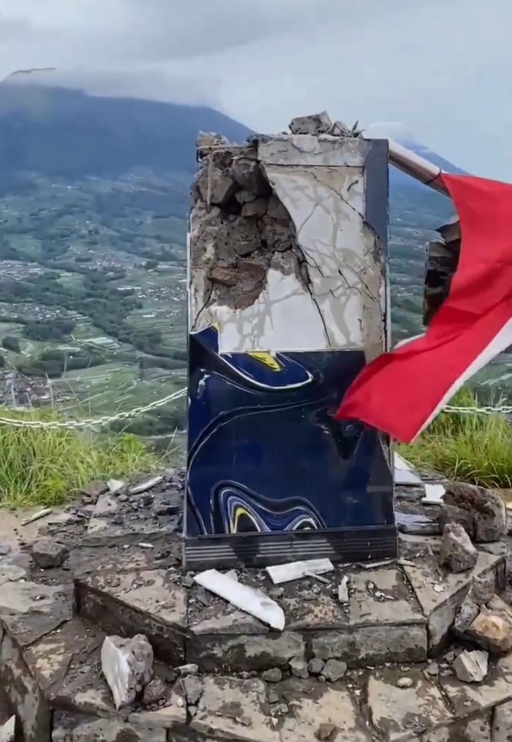 Tugu Puncak Gunung Andong yang hancur tersambar petir.