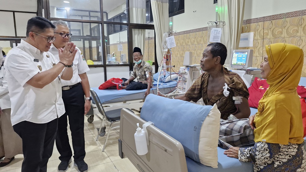Wali Kota Magelang Damar Prasetyono memberikan dukungan moril kepada para pasien hemodialisis di RSUD Tidar Kota Magelang, Rabu (7/1/2026).