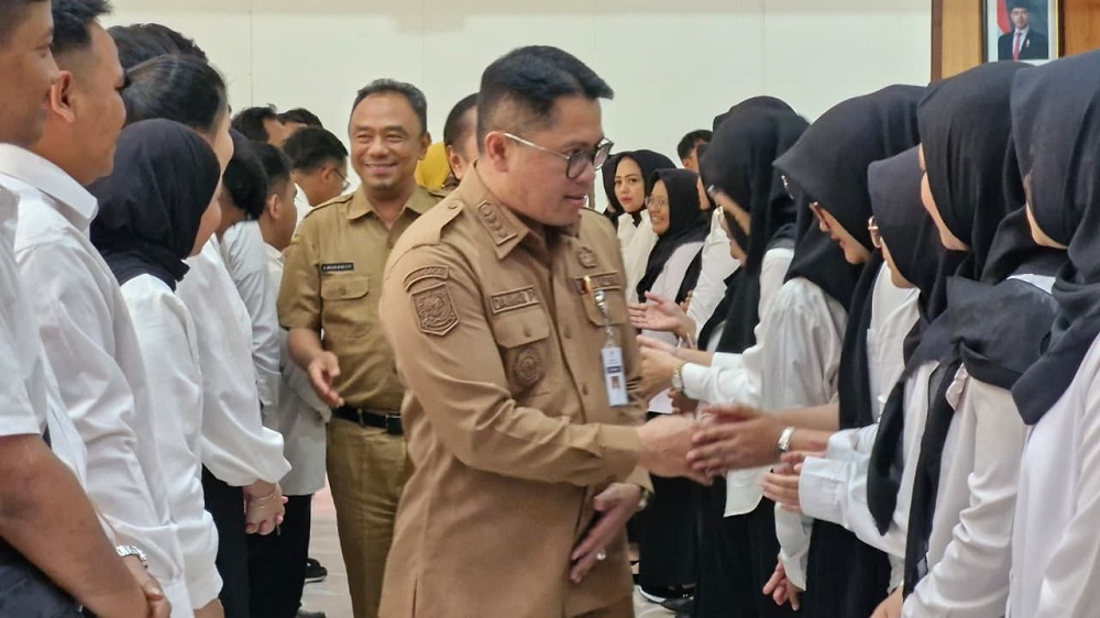 Wali Kota Magelang Damar Prasetyono menyelamati pegawai non-PNS RSUD Tidar Kota Magelang usai memberikan pembekalan kepada mereka, di Adipura Kencana