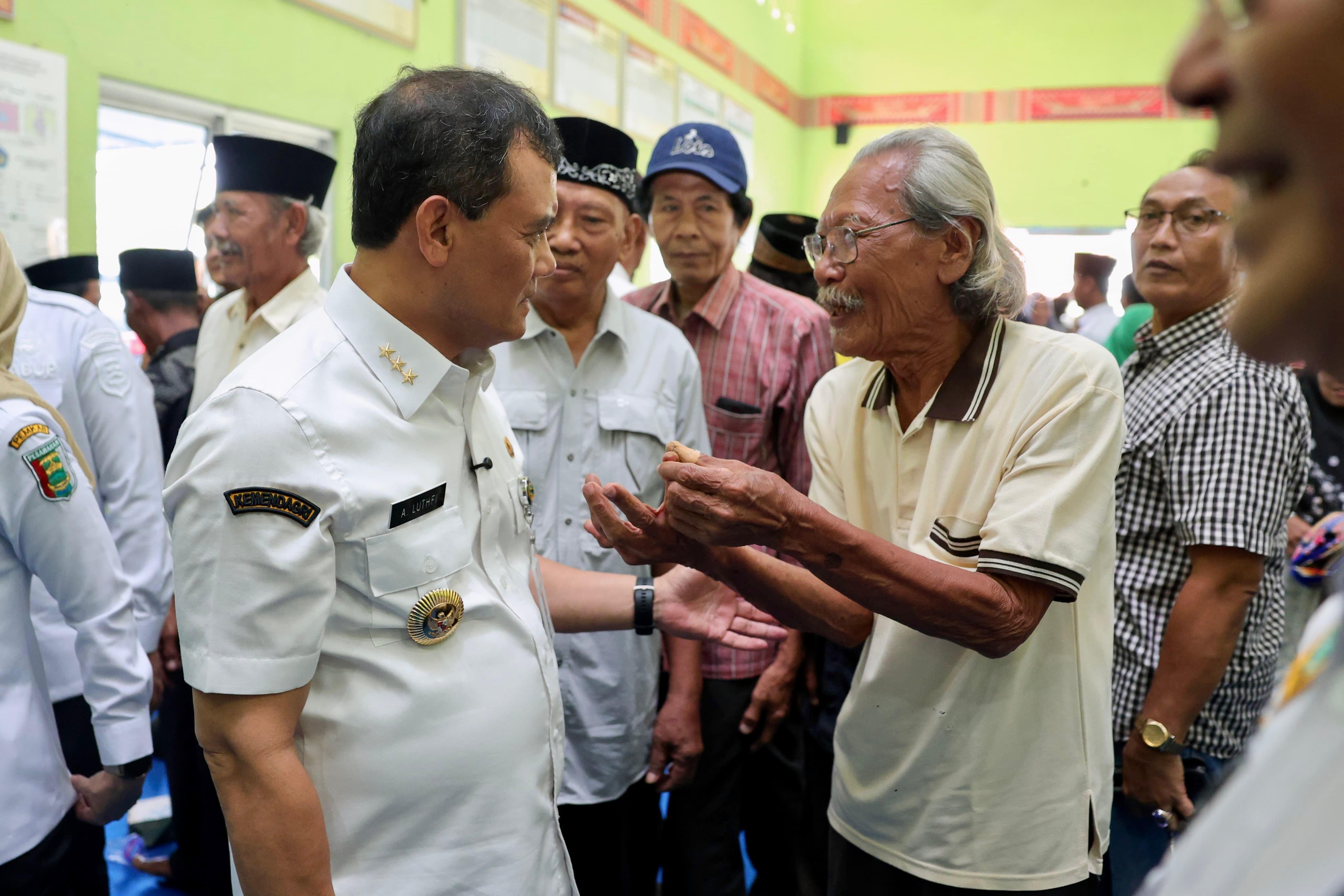 Gubernur Ahmad Luthfi bertemu warga keturunan Jawa Tengah yang telah bermukim di Desa Bagelen, Kecamatan Gedongtataan, Kabupaten Pesaweran Lampung,Rabu (7/1/2026).