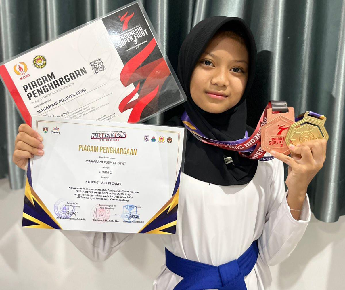 Maharani Puspita Dewi, siswi SMP Muhammadiyah 1 Alternatif (Mutual) Kota Magelang mampu membawa pulang dua medali kejuaraan taekwondo.
