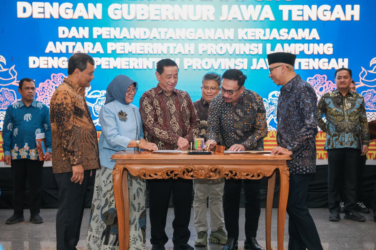 Gubernur Jawa Tengah Ahmad Luthfi dan Gubernur Lampung Rahmat Mirzani Djausal menyaksikan penandatanganan 11 kerja sama lintas sektor di Mahan Agung Bandar Lampung, Selasa (6/1/2026) malam.