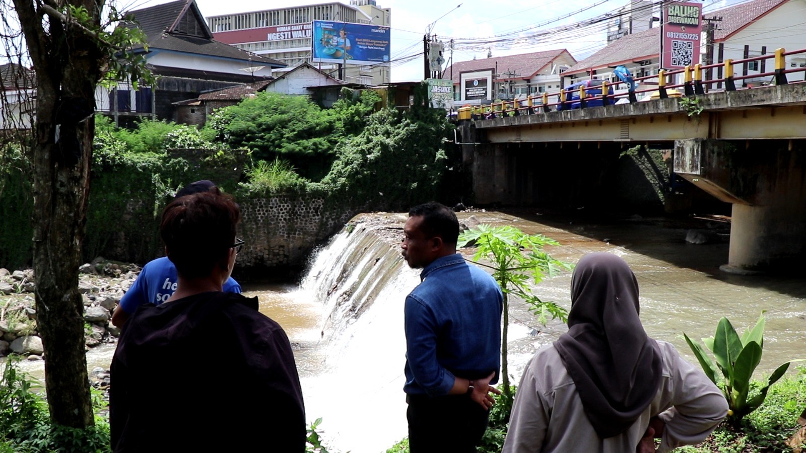 Petugas meninjau kerusakan talut di Jembatan Galeh Parakan.