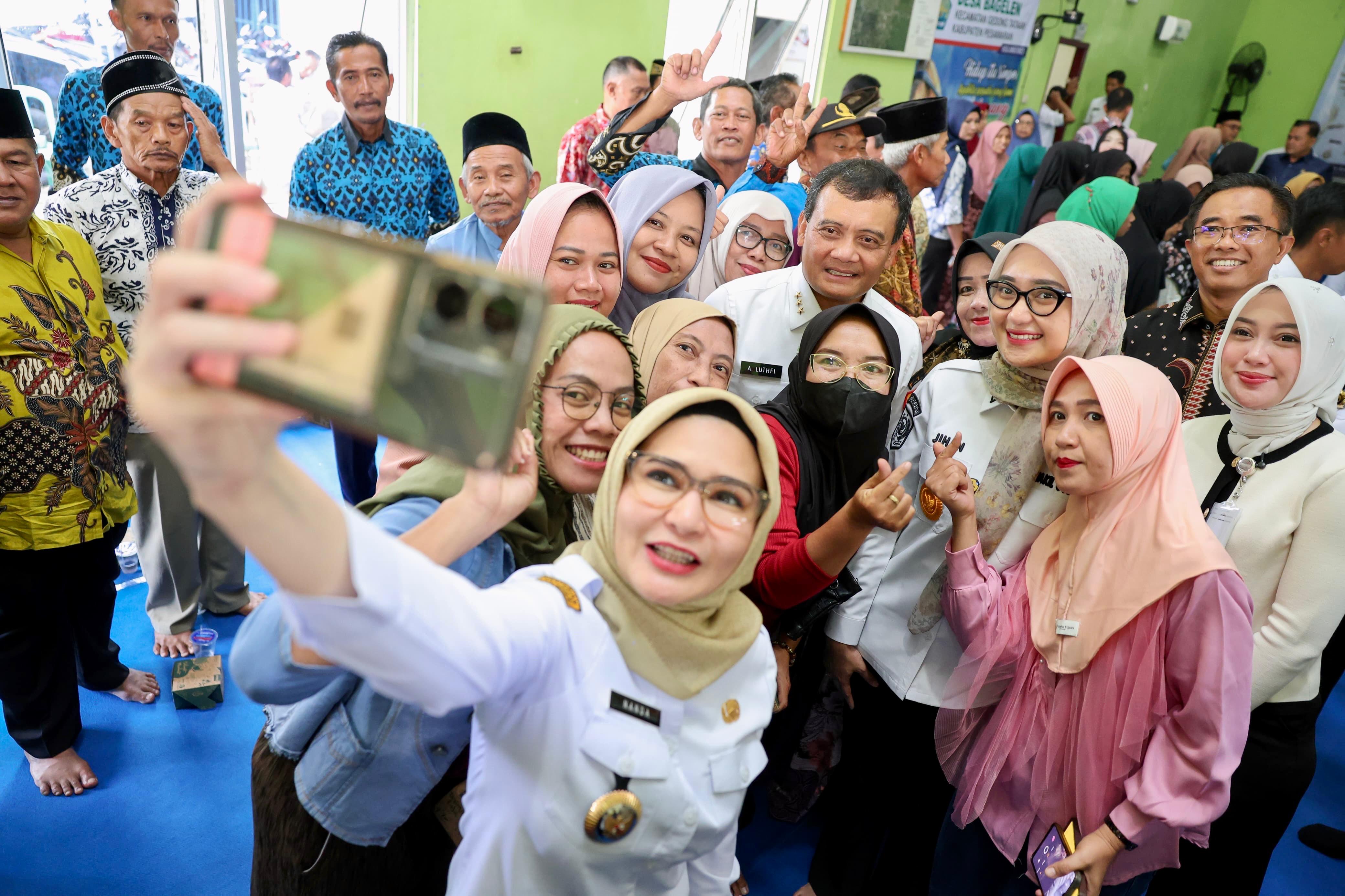 Gubernur Jawa Tengah Ahmad Luthfi ketika mengunjungi warga Desa Bagelen, Gedongtataan, Pesawaran, Provinsi Lampung yang merupakan transmigran dari Jawa.