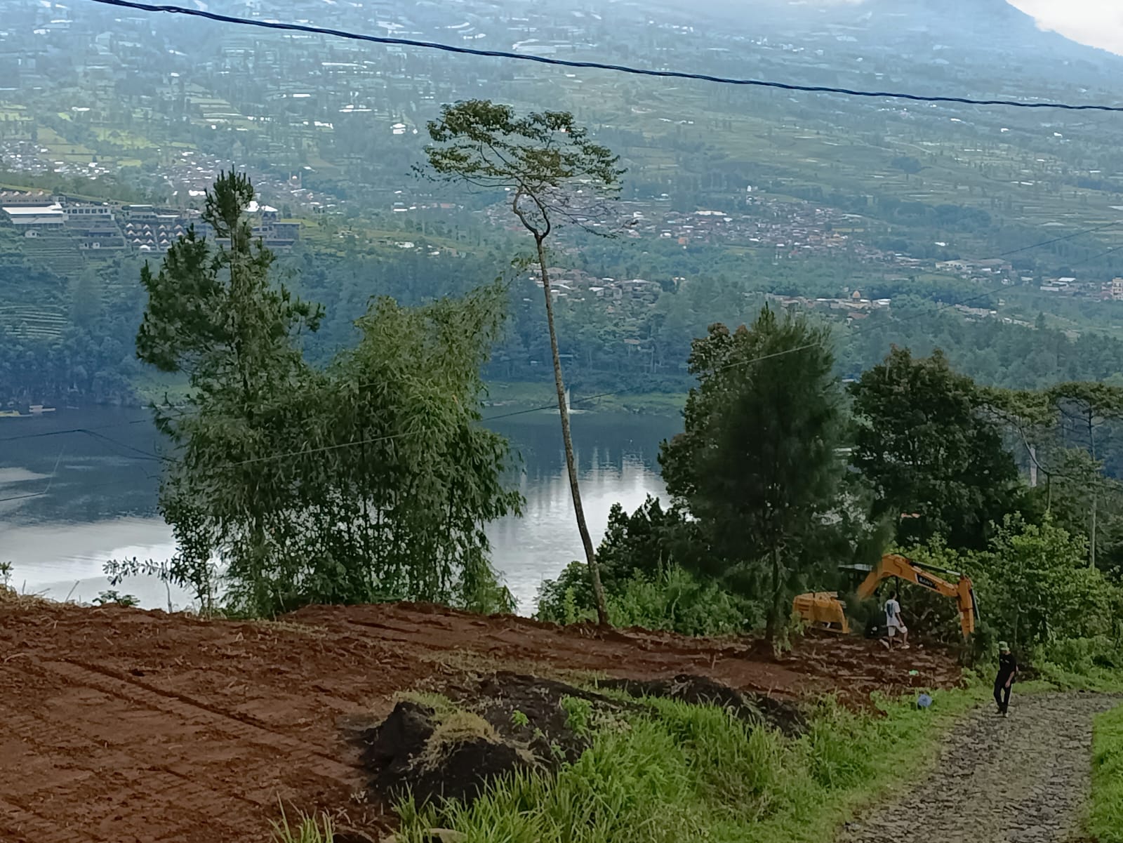 Alat berat tengah melakukan cut and fill di tebing Telaga Menjer. Di kawasan tersebut akan dibangun vila premium.