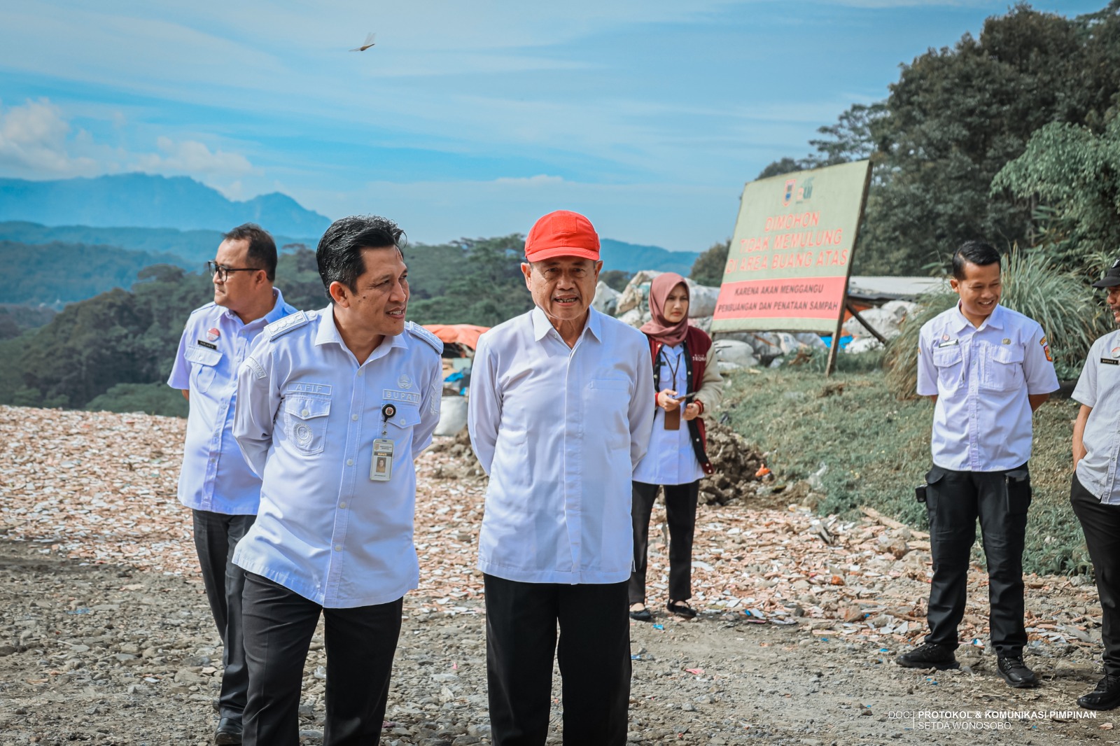 Bupati Wonosobo Afif Nurhidiyat bersama Ketua Baznas Priyo Purwanto usai menyerahkan bantuan kepada pemulung di TPA Wonorejo, Rabu (7/1/2026).