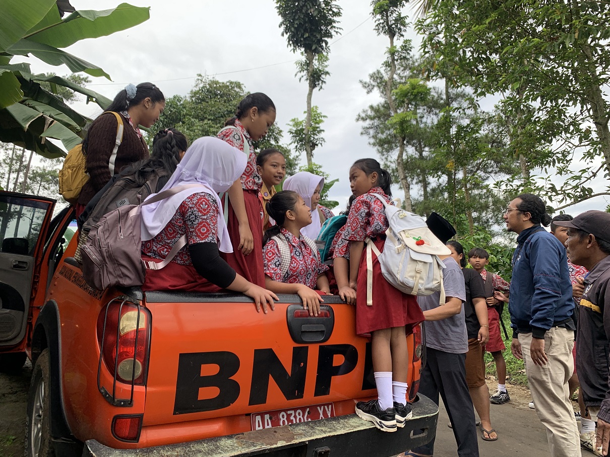 Siswa-siswi SD asal Dusun Seseh di Desa Ngadisepi dan Desa Kemiriombo dijemput armada BPBD dan SAR untuk berangkat sekolah, Rabu (7/1).