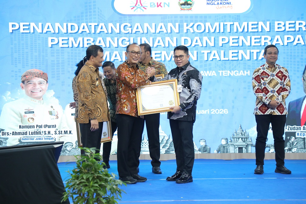Wali Kota Magelang Damar Prasetyono menerima penghargaan dari BKN atas penerapan manajemen talenta dalam penempatan kerja ASN, Kamis (8/1/2026).