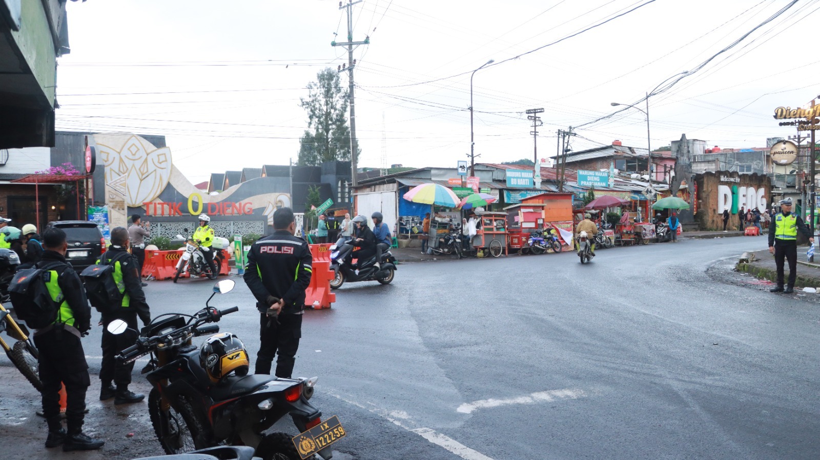 Petugas dari Polres Wonosobo bersiaga di jalur wisata Dieng saat arus balik libur Nataru.