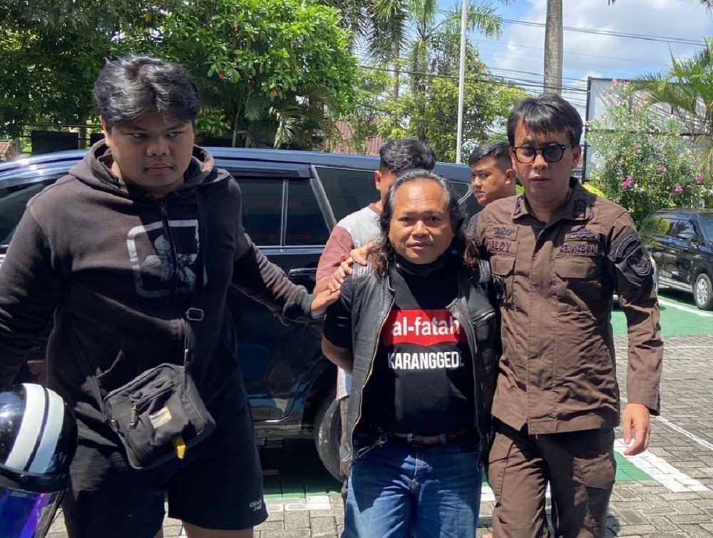 Kepala Seksi Intelijen Kejari Kabupaten Magelang Aldy Slesviqtor Hermon (kanan) menggiring terdakwa Fuad Khoironi yang menjadi buron selama dua tahun lebih.