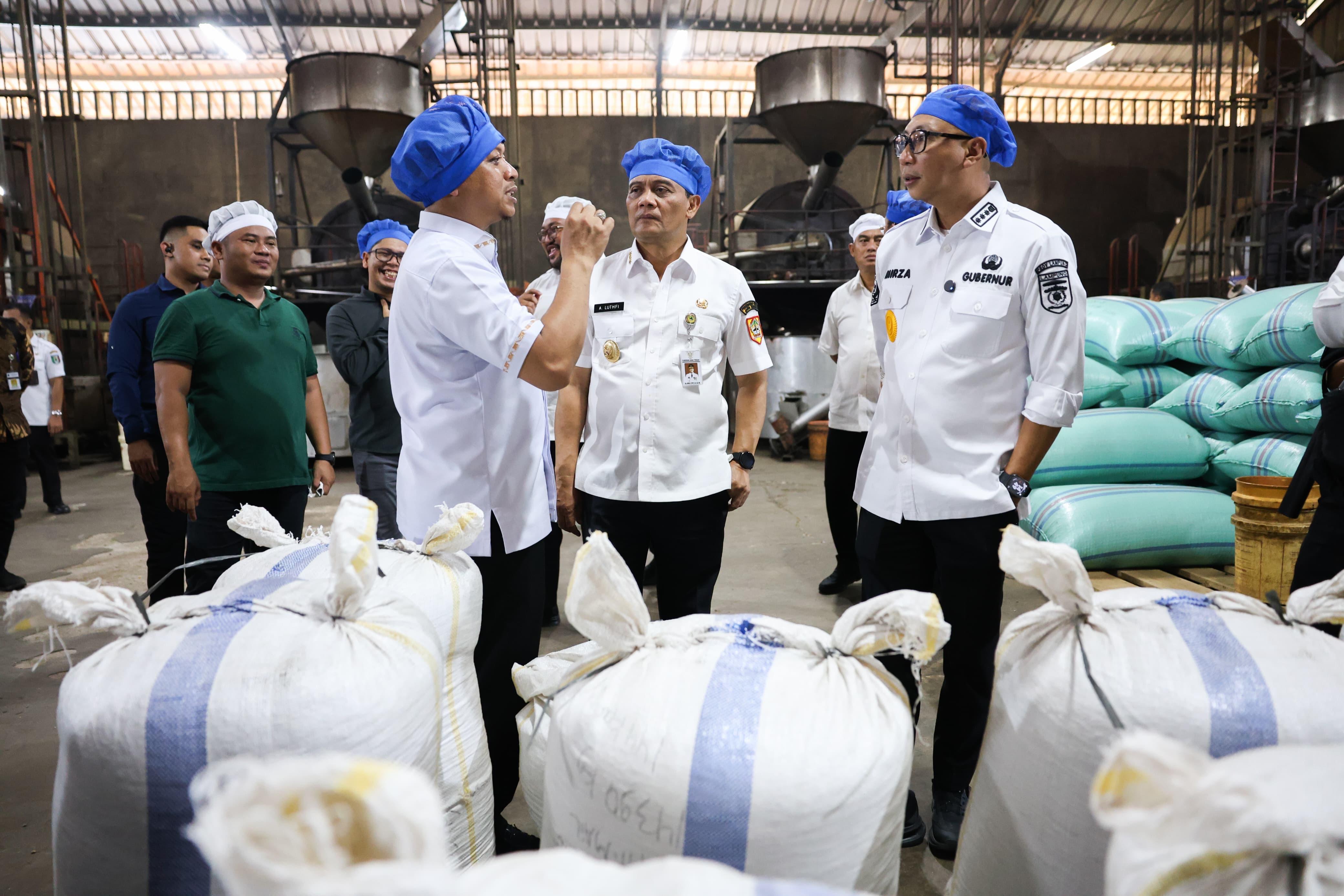 Gubernur Ahmad Luthfi meninjau pabrik Kopi Klangenan milik Riyanto Pamungkas keluarga transmigran Jawa yang lahir di Lampung dan menjadi Bupati Pringsewu, Rabu (7/1/2026).