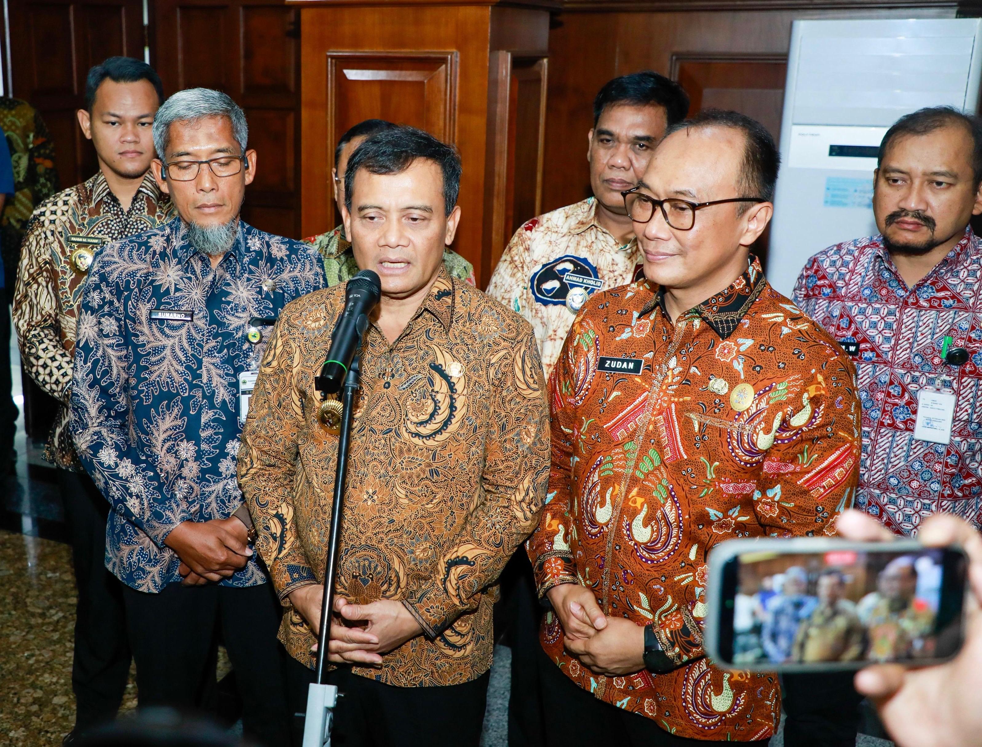 Gubernur Jawa Tengah Ahmad Luthfi ketika memberikan keterangan pada awak media, Kamis (8/1/2026).
