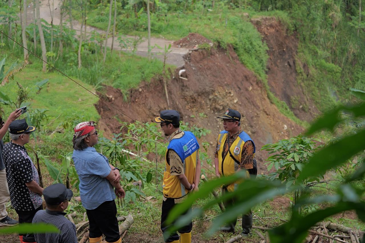 KRUSIAL : Bupati Temanggung Agus Setyawan meninjau lokasi longsor di Dusun Seseh, Desa Ngadisepi, Gemawang.