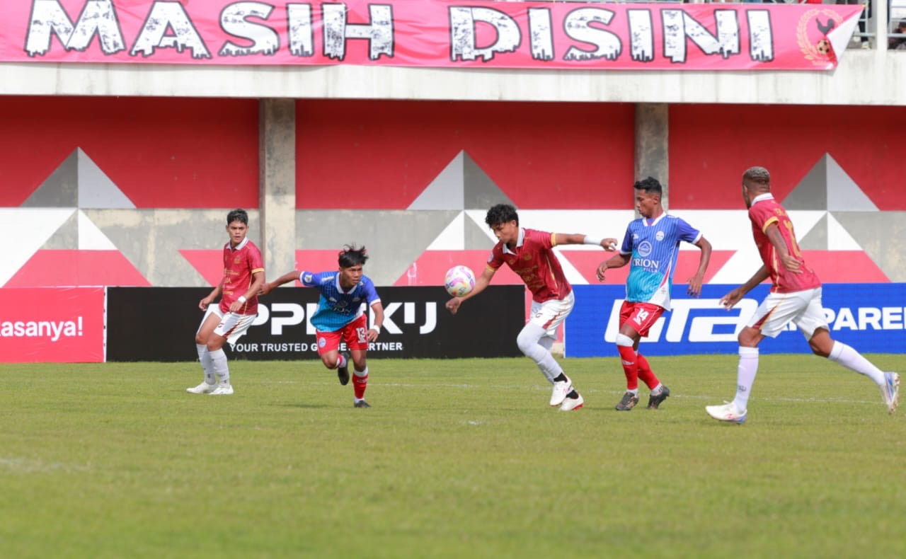 Laga Persitema (jersey merah) vs PSIW dalam Liga 4 Jawa Tengah di Stadion Bhumi Phala, Rabu (7/1/2026) sore