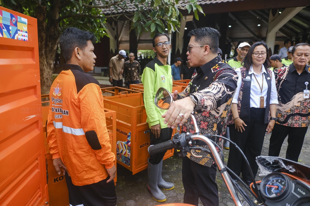 Wali Kota Magelang Damar Prasetyono menyerahkan gerobak sampah kepada masyarakat untuk digunakan mendukung kebersihan lingkungan.