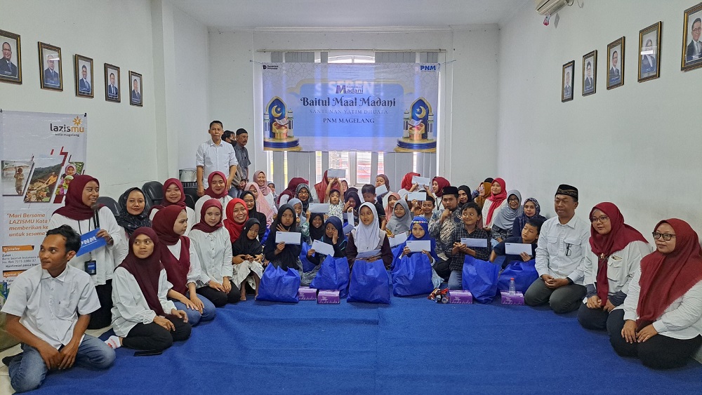 PNM Cabang Magelang dan Lazismu berbagi kebahagiaan bersama anak yatim.