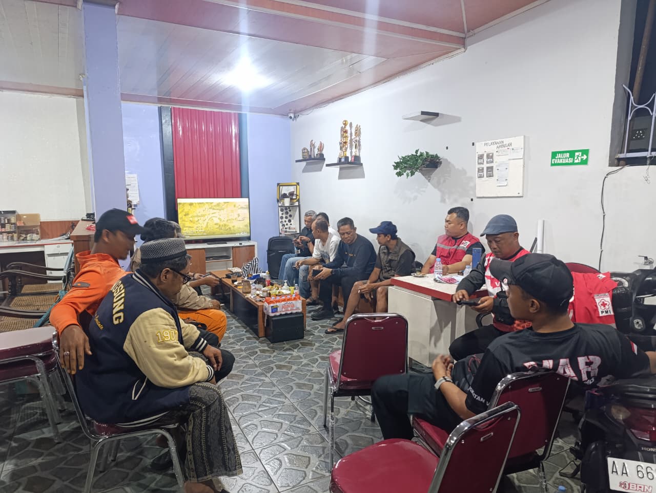 Relawan PMI Kota Magelang, BPBD Kota Magelang, dan unsur lainnya menunggu kedatangan korban laka mobil operasional PMI Kota Magelang di Purbalingga, Kamis (8/1/2026).