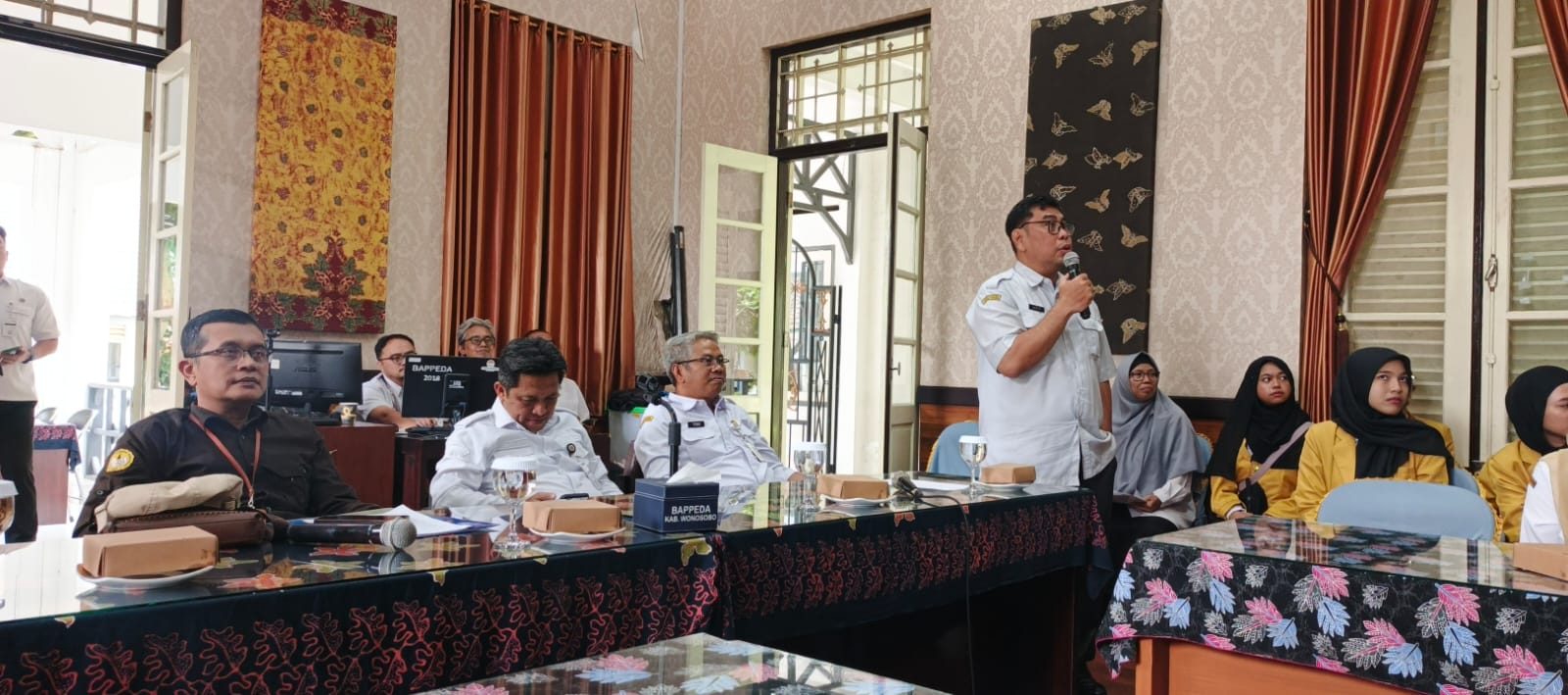 Kabid Destinasi Pariwisata Disparbud Wonosobo, Hapipi menjelaskan pengembangan pariwisata pada mahasiswa KKN Unsoed di aula Bappeda Wonosobo, Rabu(7/1/2026).