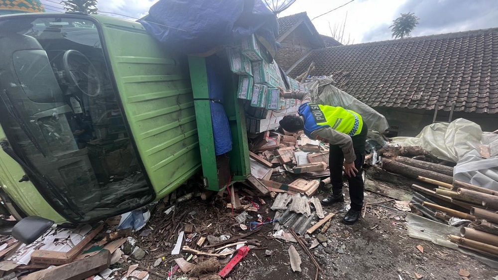 Truk bermuatan keramik tidak kuat menanjak di jalur Blabak-Ketep, Sawangan, Kabupaten Magelang.  &nbsp;