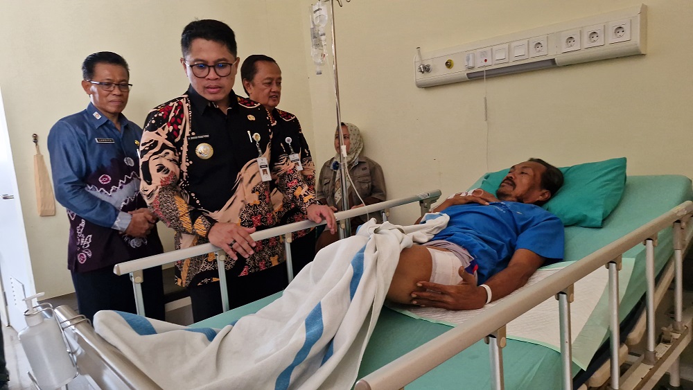 Wali Kota Magelang Damar Prasetyono menjenguk korban mobil PMI Kota Magelang yang terguling.