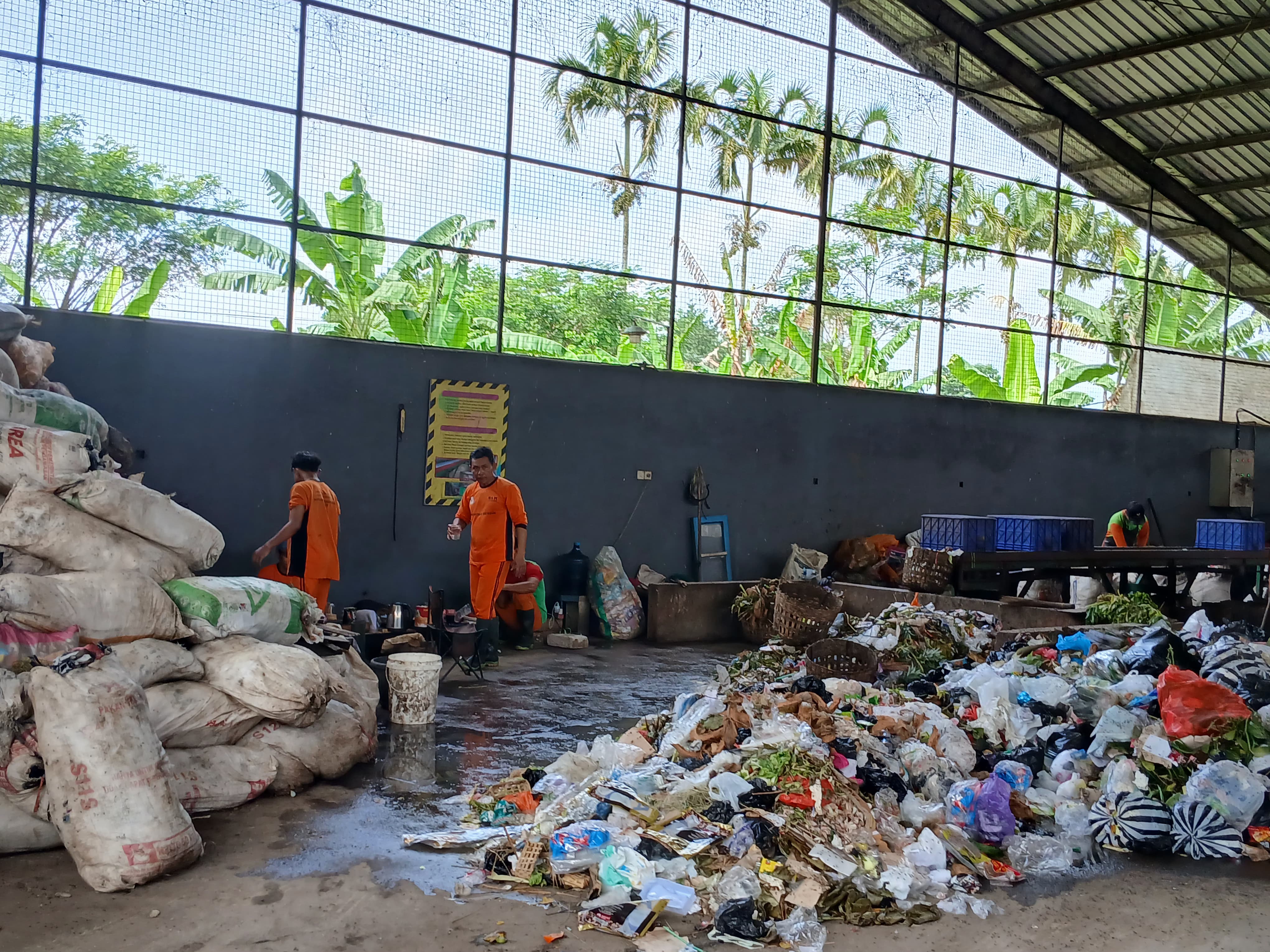 Hanggar sampah di TPA Wonorejo. Tiap hari mampu mengolah 5 ton.