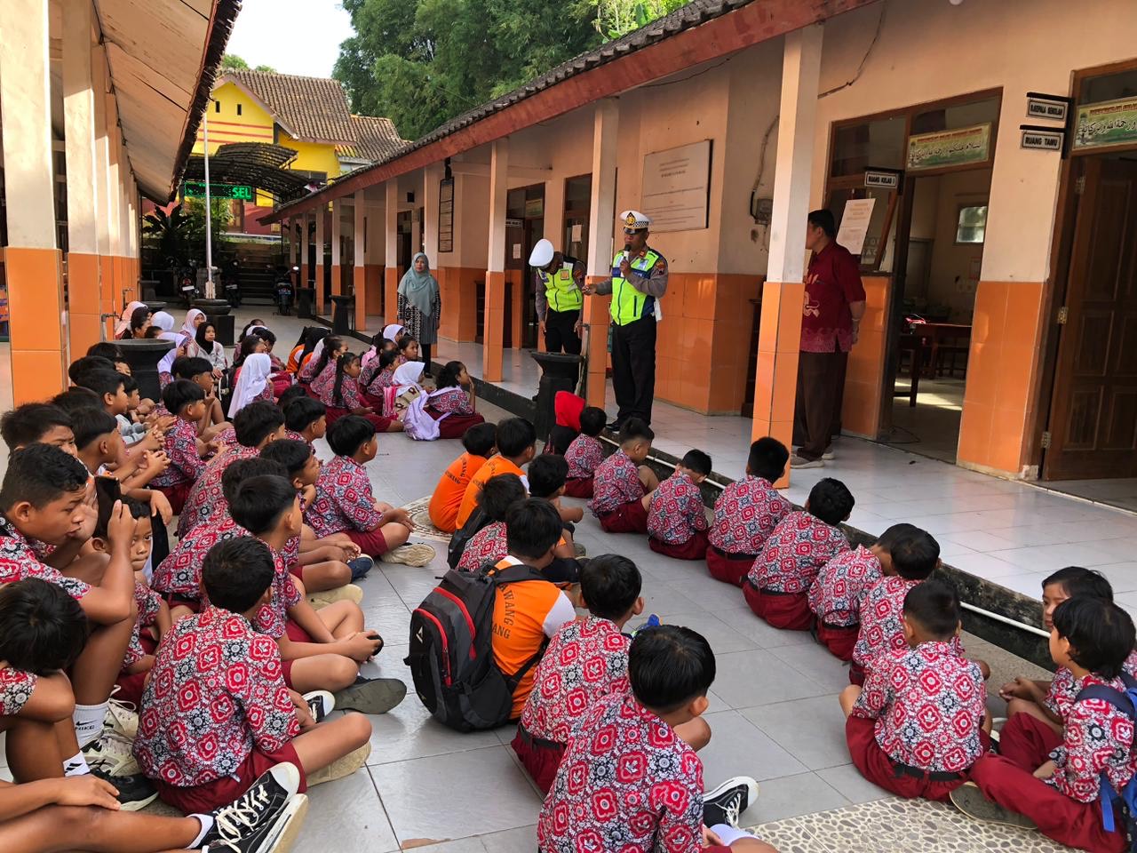 Polisi Lalu Lintas Temanggung memberikan motivasi dan edukasi kepada siswa SD yang terdampak longsor di Desa Ngadisepi, Gemawang, Temanggung.