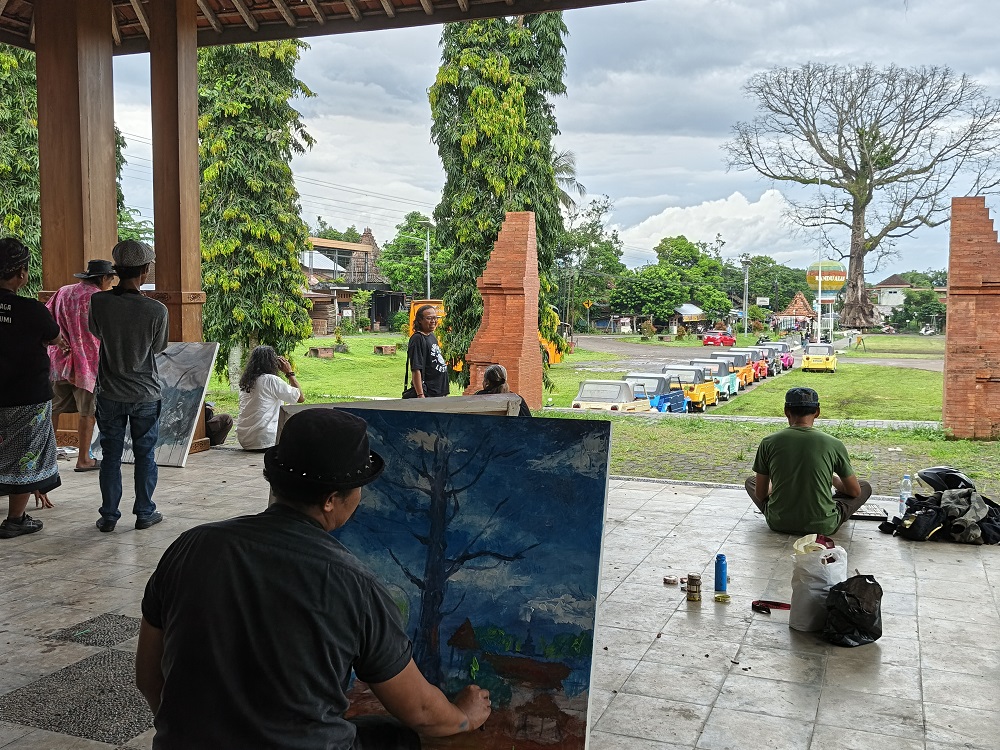 Para seniman melukis on the spot pohon randu alas di Lapangan Tuksongo, Borobudur, Kabupaten Magelang sebelum ditebang Senin (12/1/2026).