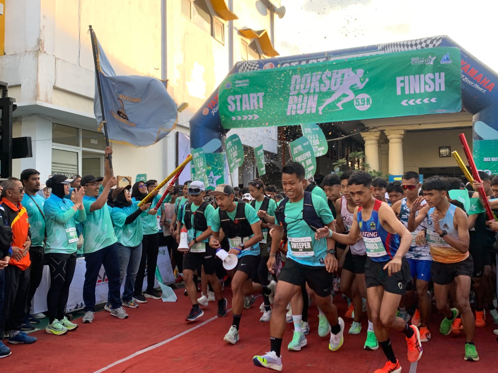 Pelari  Doksut Run start dengan penuh semangat, menapaki rute sepanjang 5,9 kilometer pada Minggu (11/1/2026).