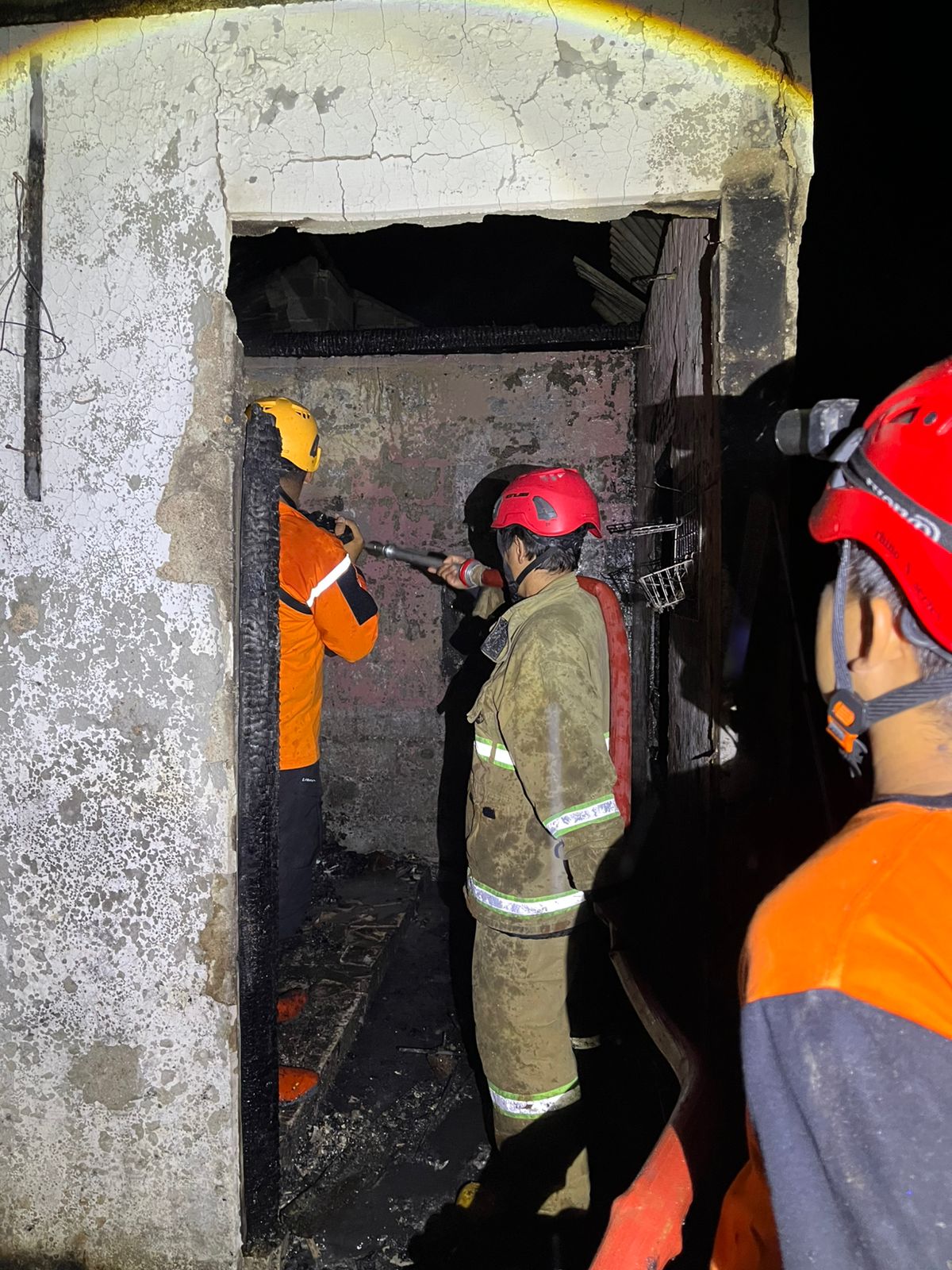 Petugas memadamkan api yang membakar rumah Kaswono warga Desa Banyukembar, Watumalang, pekan lalu (10/1/2026).