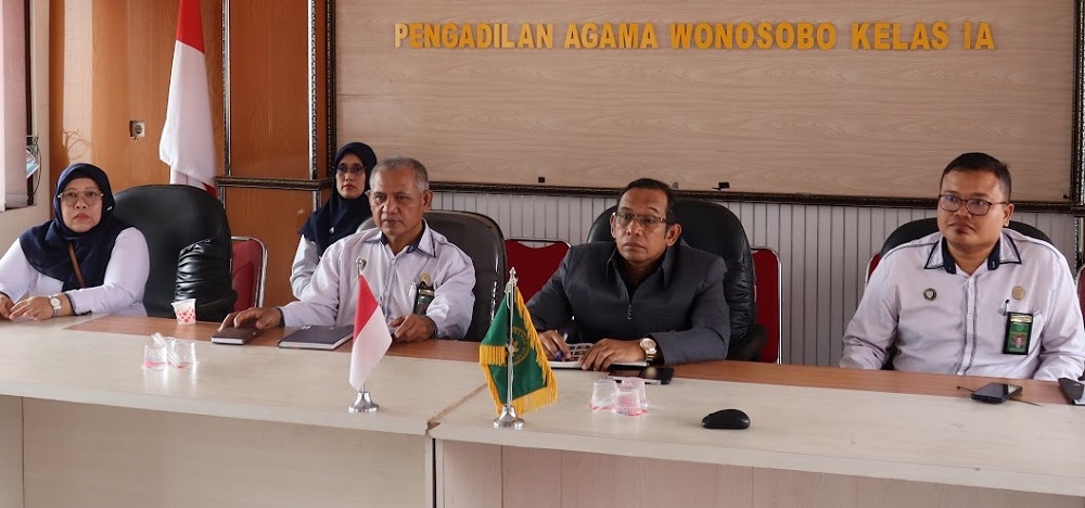 Panitera Muda Hukum PA Wonosobo Arifin saat memberikan penjelasan jumlah perkara selama 2025.