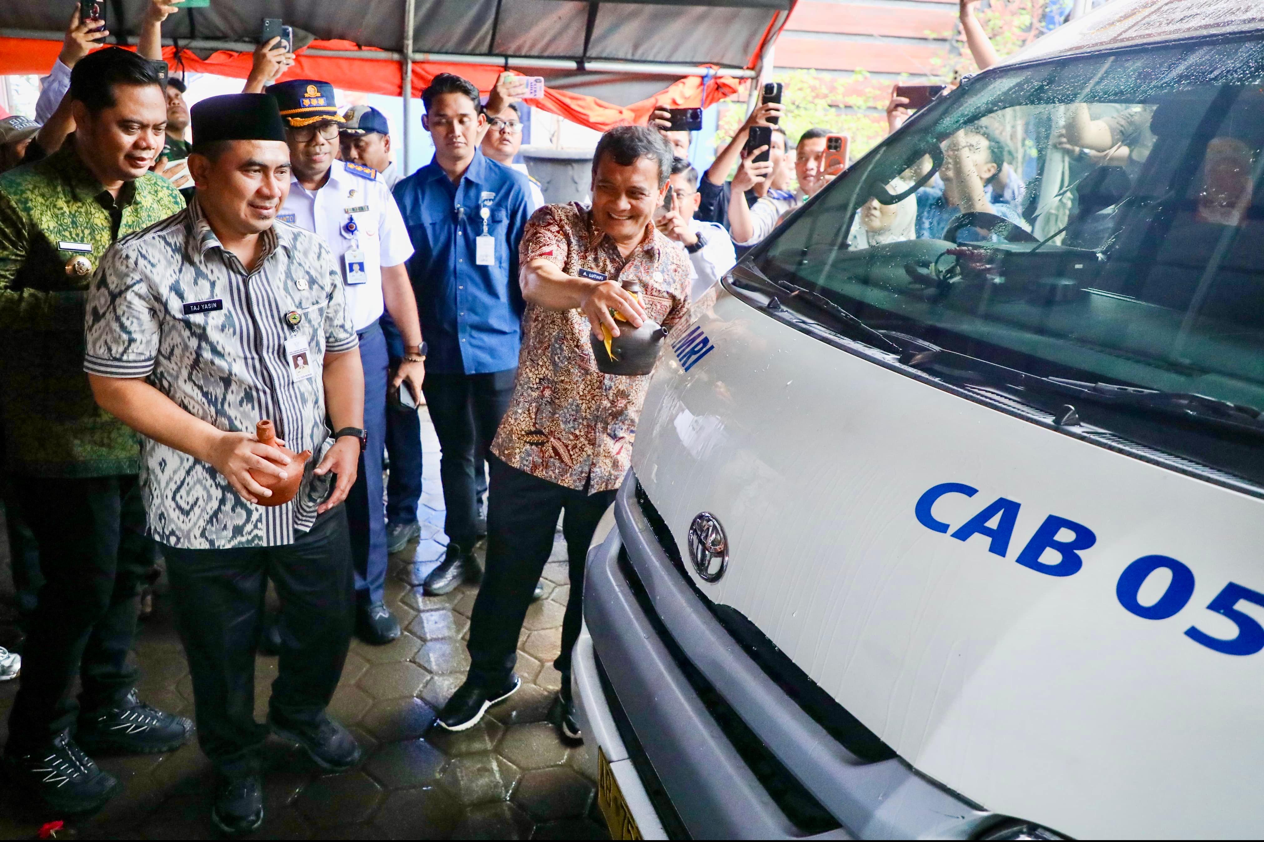 Gubernur Ahmad Luthfi bersama Wagup Taj Yasin meresmikan bus Damri di Karimunjawa, Selasa (13/1/2026).