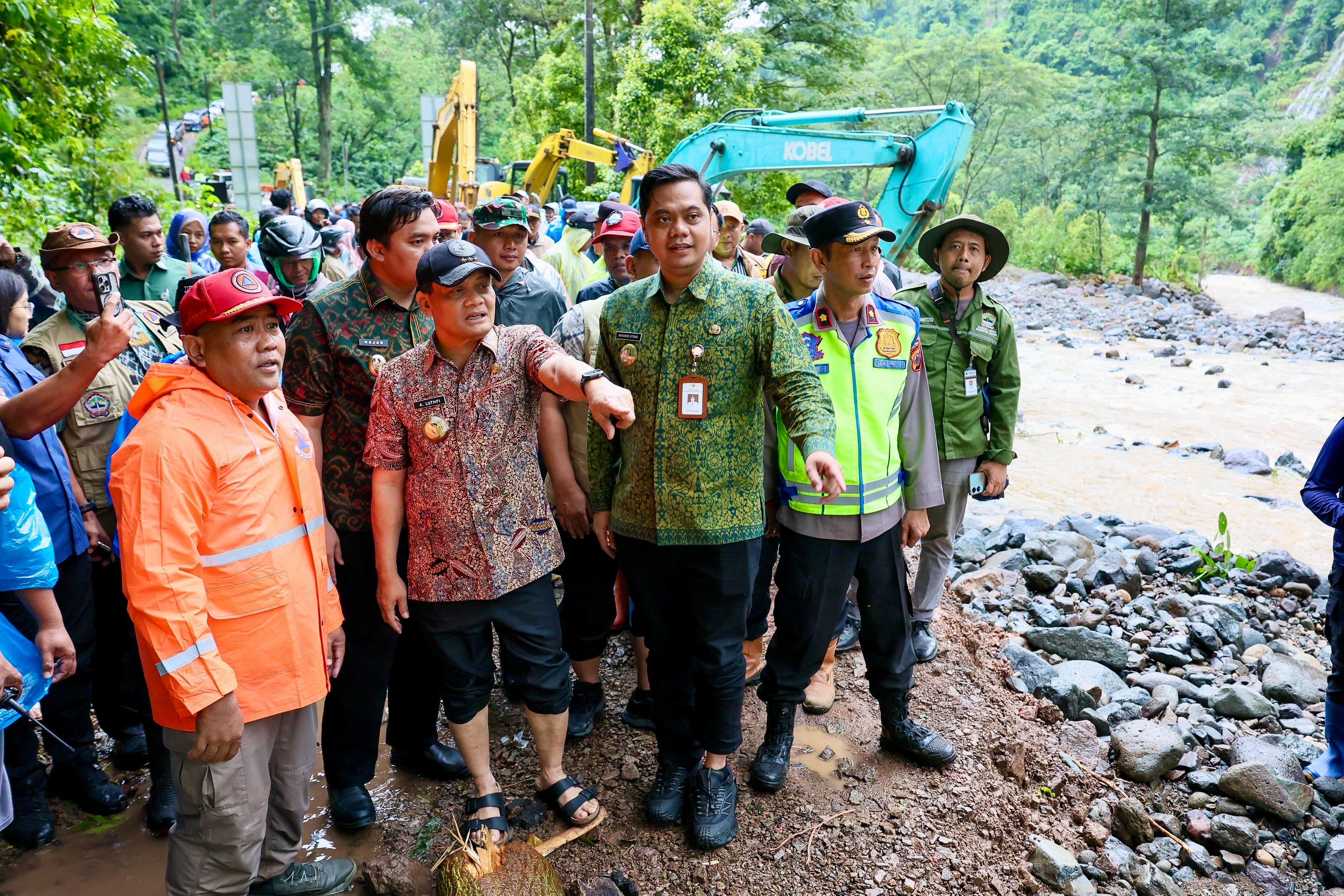 Gubernur Ahmad Luthfi ketika berkunjung ke Desa Tempur Kecamatan Keling, Jepara yang mengalami banjir, Selasa (13/1/2026).